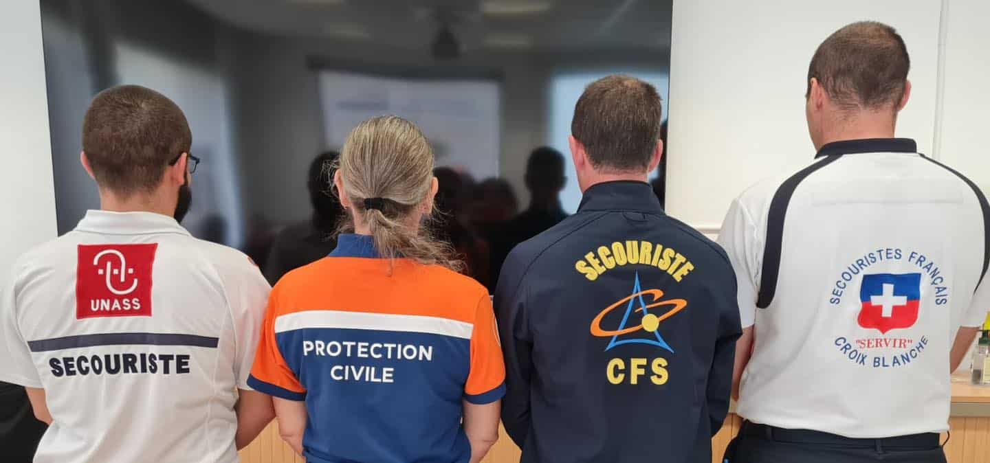 Des personnes de dos pour montrer leurs tshirt, du Centre de Formation de Secourisme