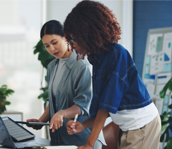 Deux femmes travaillant debout à un bureau