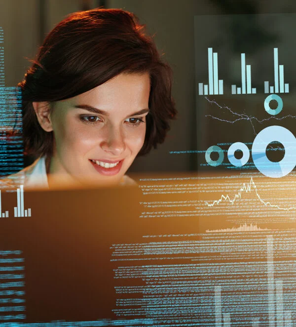 Une femme concentrée sur son ordinateur. Fond technologique