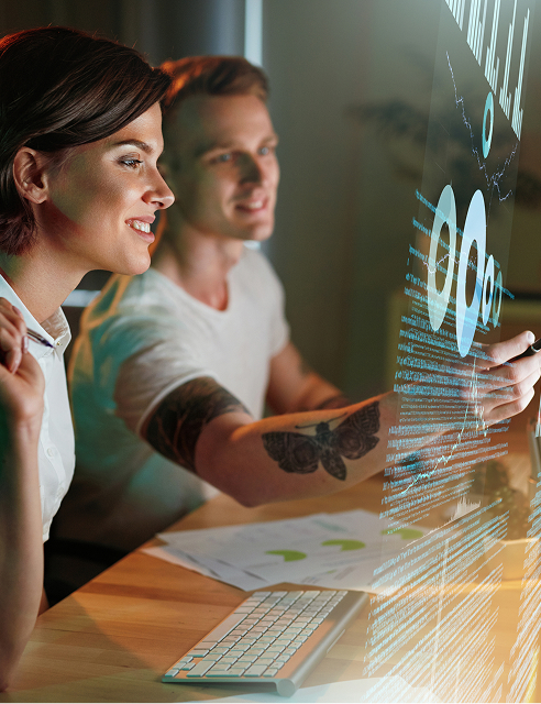 Deux jeunes travaillant dans un bureau futuristique